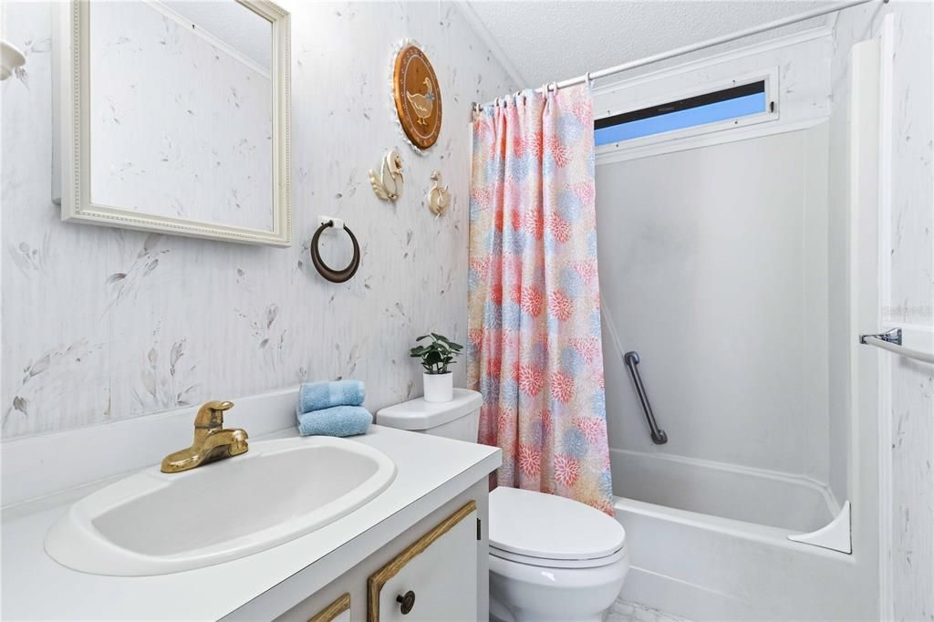 For Sale: $159,900 (2 beds, 2 baths, 1031 Square Feet)