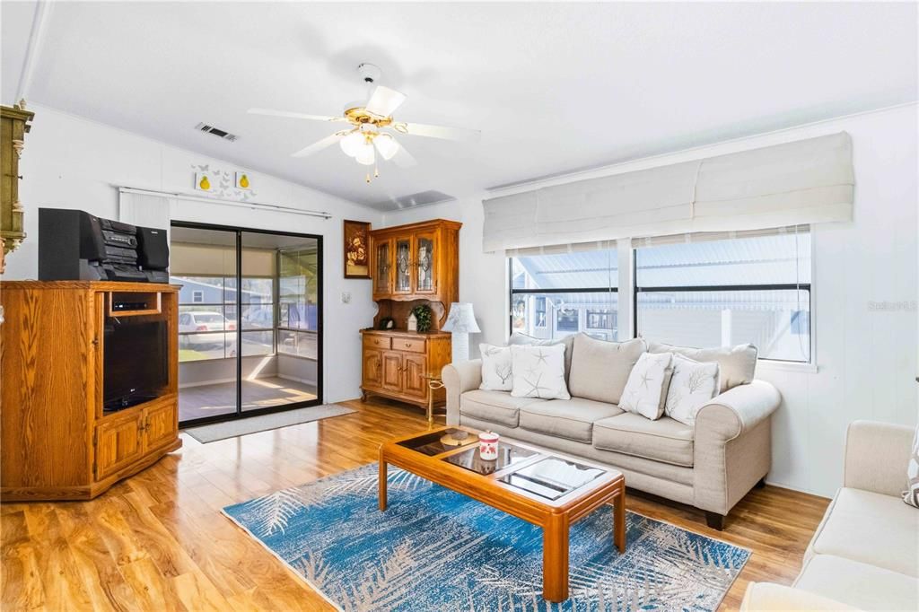 For Sale: $159,900 (2 beds, 2 baths, 1031 Square Feet)