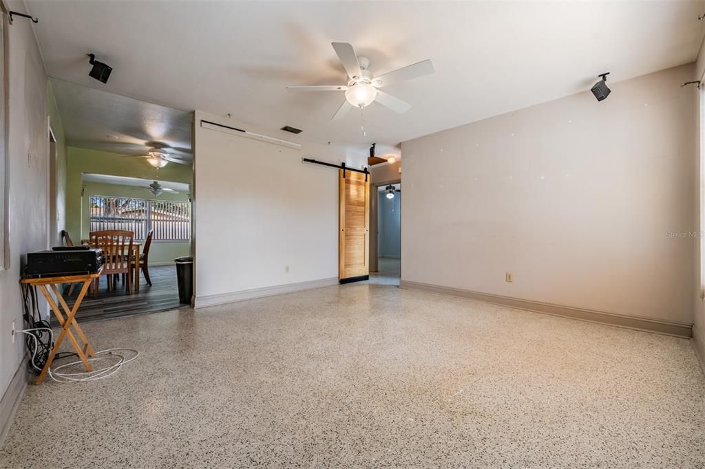 For Sale: $295,000 (2 beds, 1 baths, 900 Square Feet)