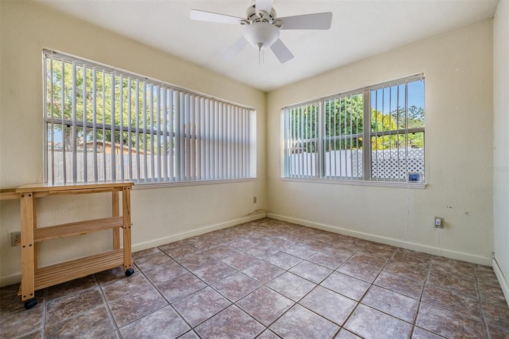 For Sale: $295,000 (2 beds, 1 baths, 900 Square Feet)