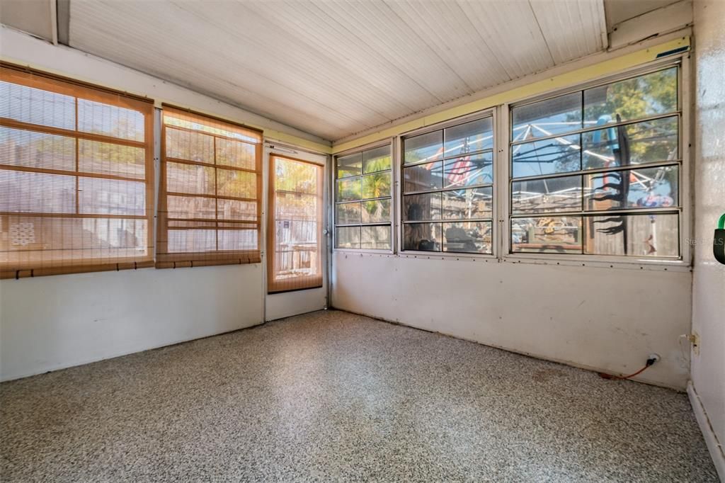 For Sale: $295,000 (2 beds, 1 baths, 900 Square Feet)