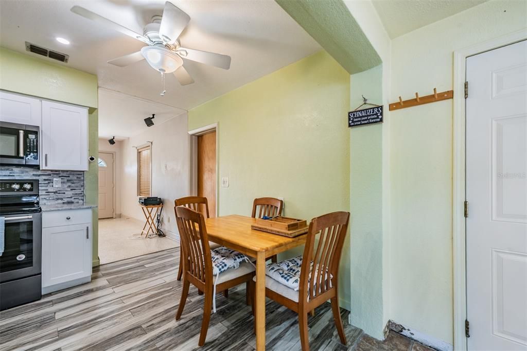 For Sale: $295,000 (2 beds, 1 baths, 900 Square Feet)