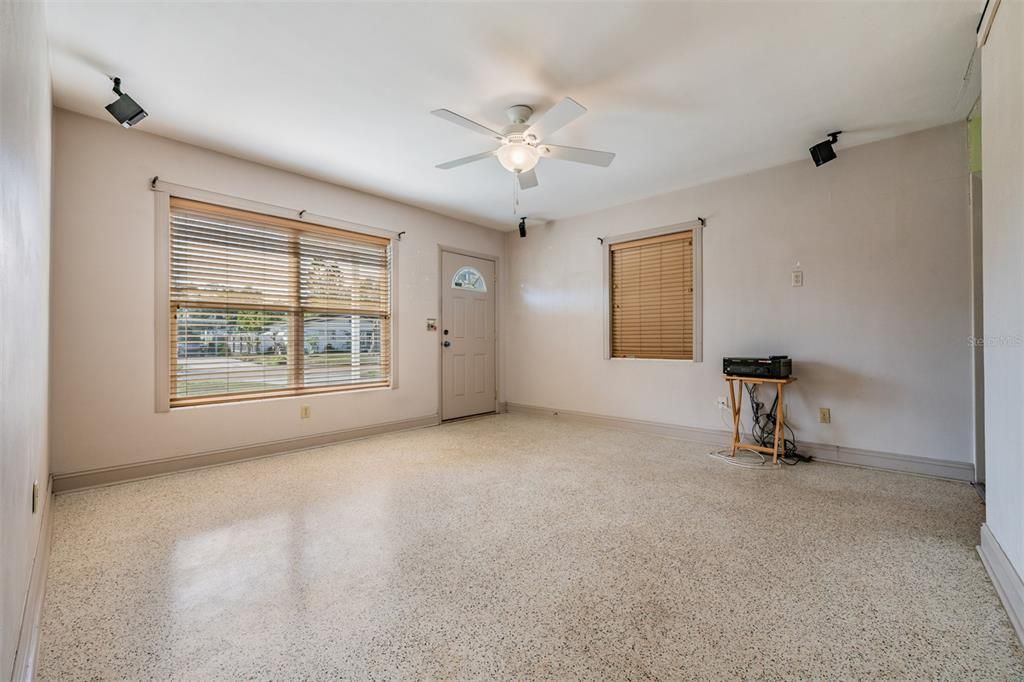 For Sale: $295,000 (2 beds, 1 baths, 900 Square Feet)