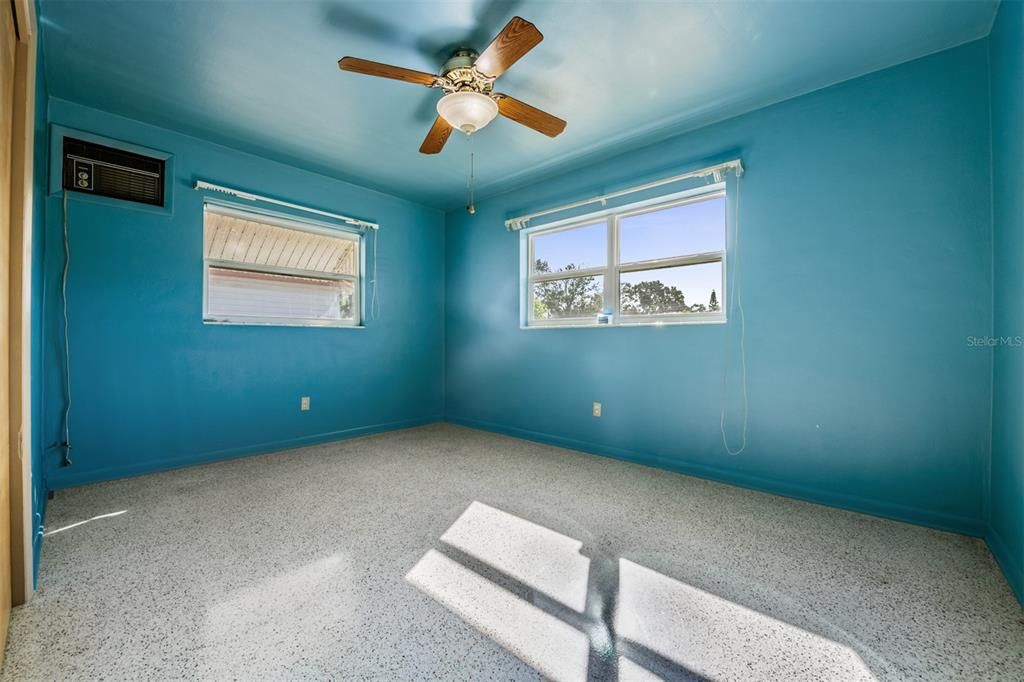 For Sale: $295,000 (2 beds, 1 baths, 900 Square Feet)