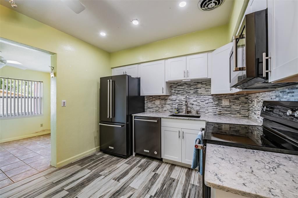 For Sale: $295,000 (2 beds, 1 baths, 900 Square Feet)