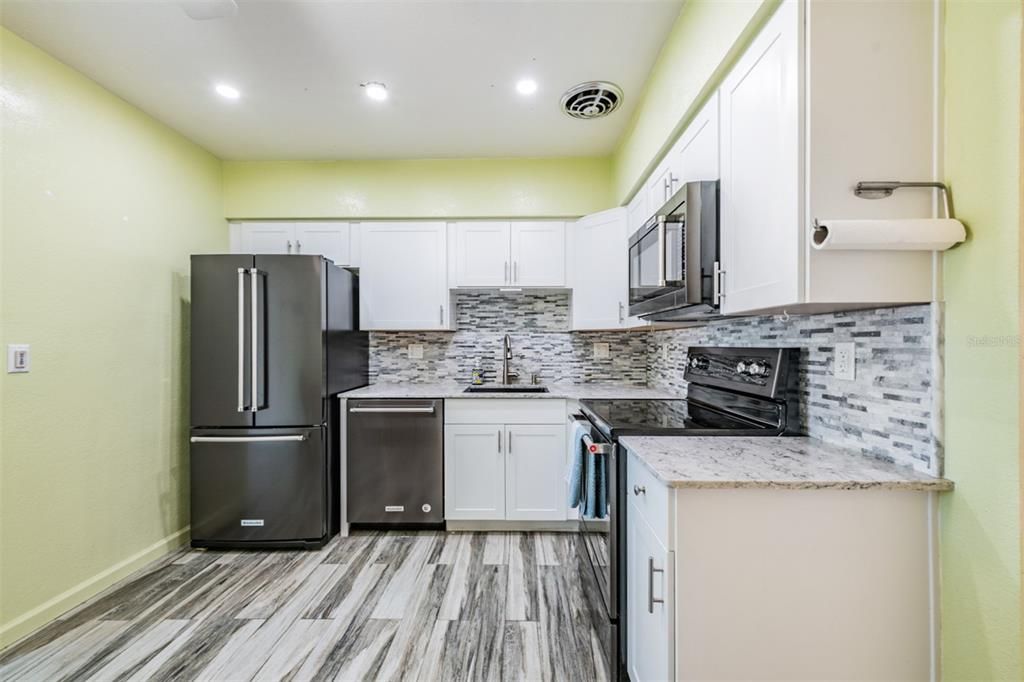 For Sale: $295,000 (2 beds, 1 baths, 900 Square Feet)