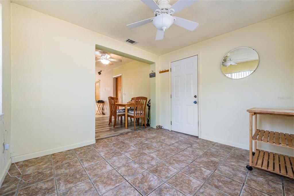 For Sale: $295,000 (2 beds, 1 baths, 900 Square Feet)
