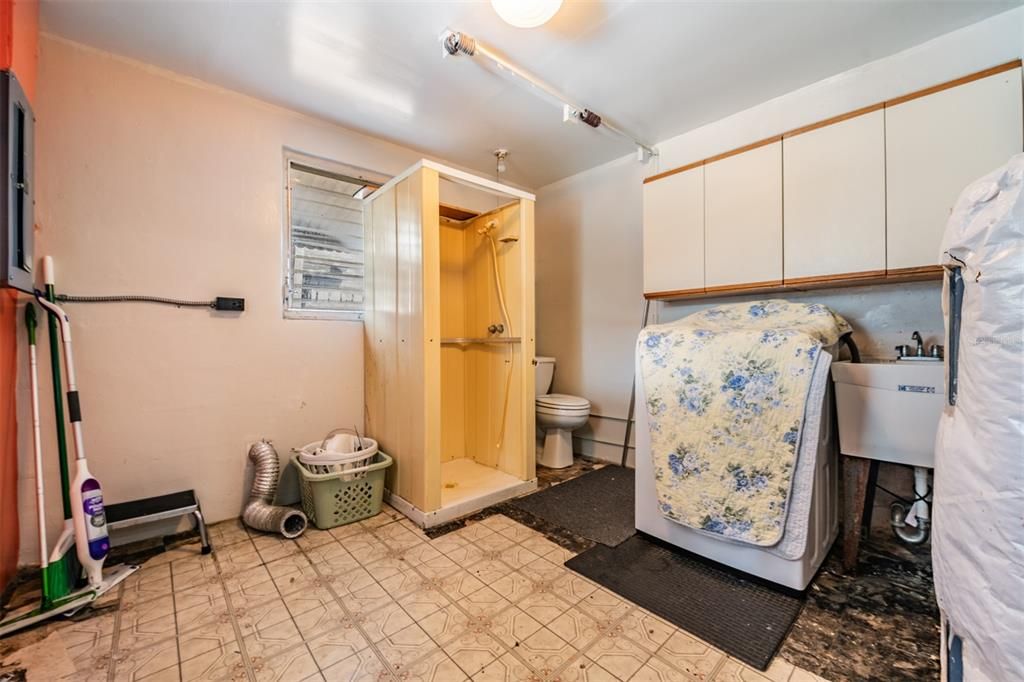 For Sale: $295,000 (2 beds, 1 baths, 900 Square Feet)