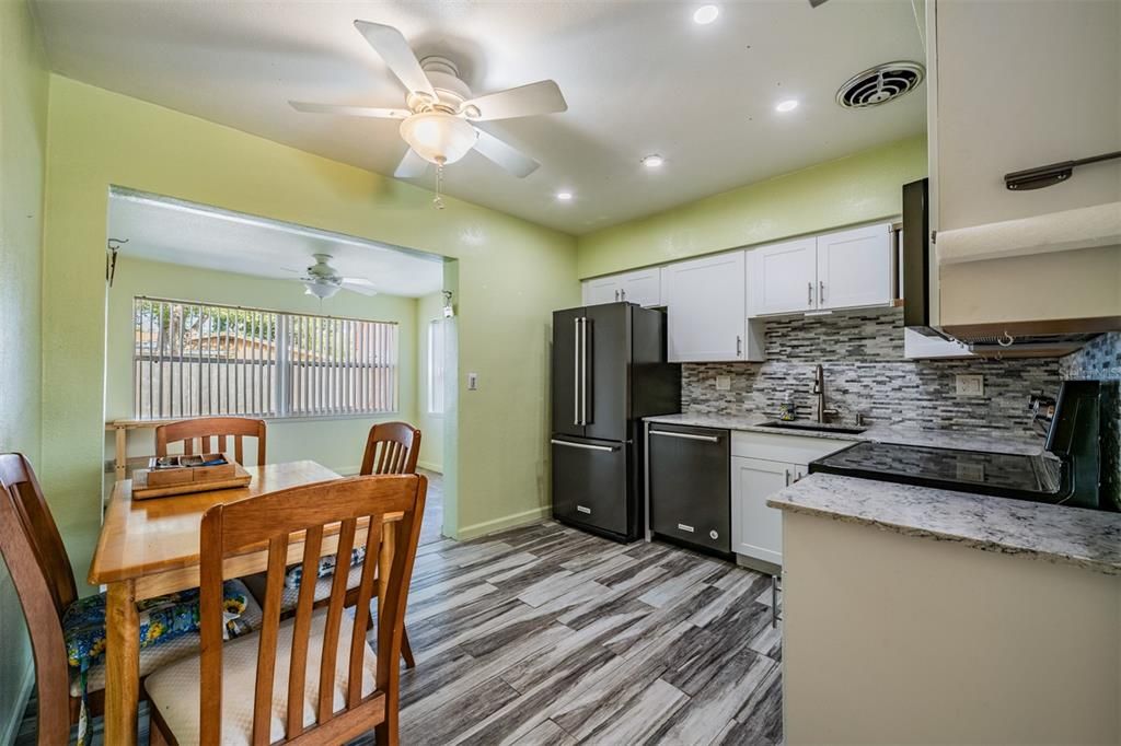 For Sale: $295,000 (2 beds, 1 baths, 900 Square Feet)