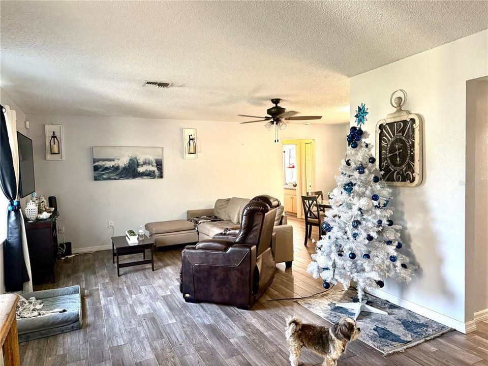 For Sale: $279,900 (2 beds, 2 baths, 1143 Square Feet)