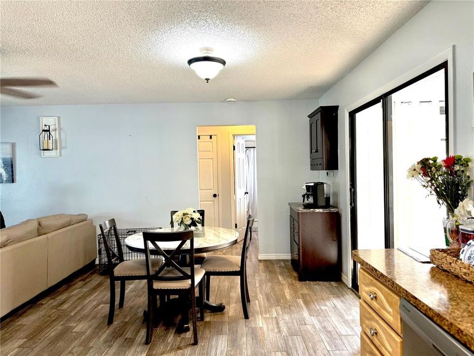 For Sale: $279,900 (2 beds, 2 baths, 1143 Square Feet)