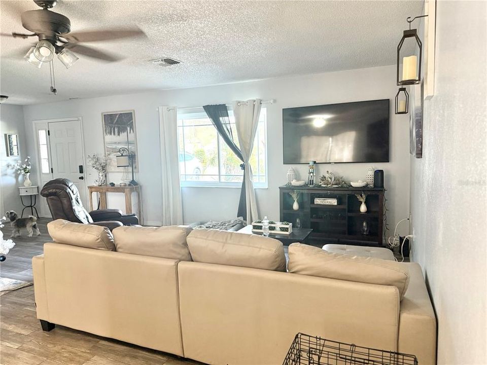 For Sale: $279,900 (2 beds, 2 baths, 1143 Square Feet)