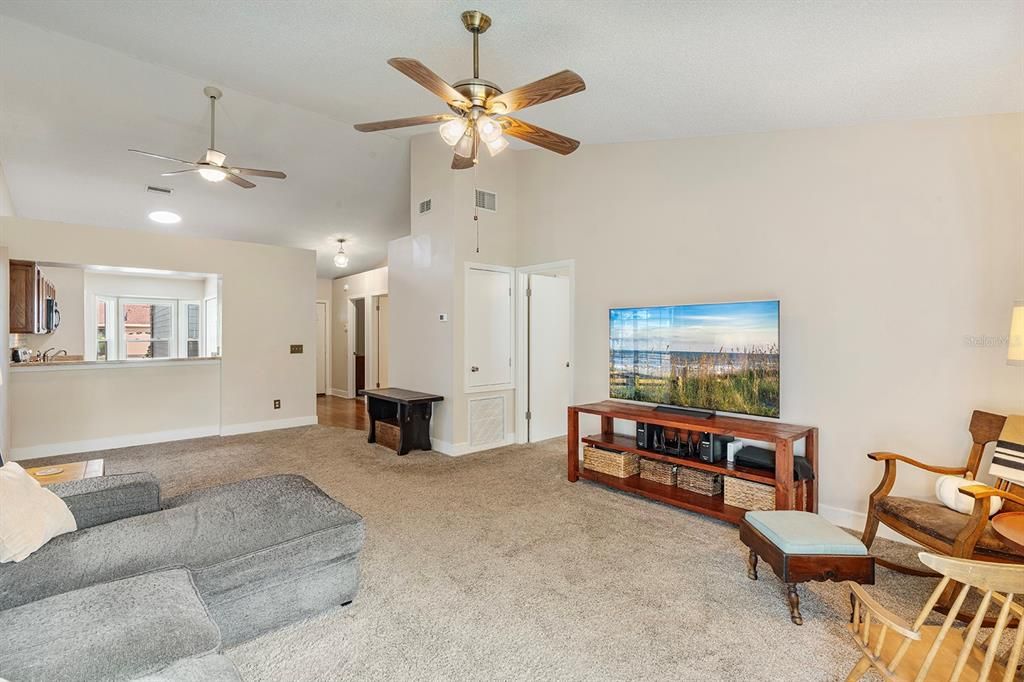 For Sale: $299,990 (2 beds, 2 baths, 1162 Square Feet)