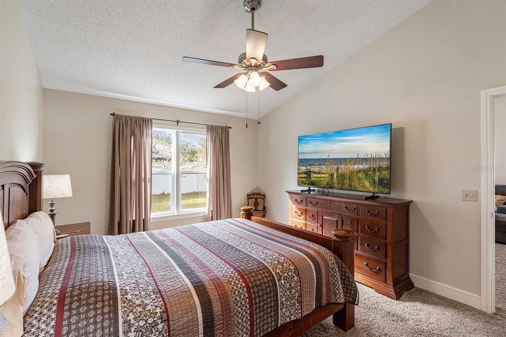 For Sale: $299,990 (2 beds, 2 baths, 1162 Square Feet)