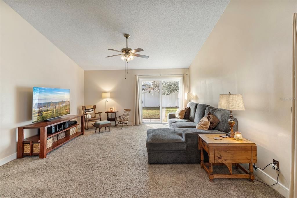 For Sale: $299,990 (2 beds, 2 baths, 1162 Square Feet)