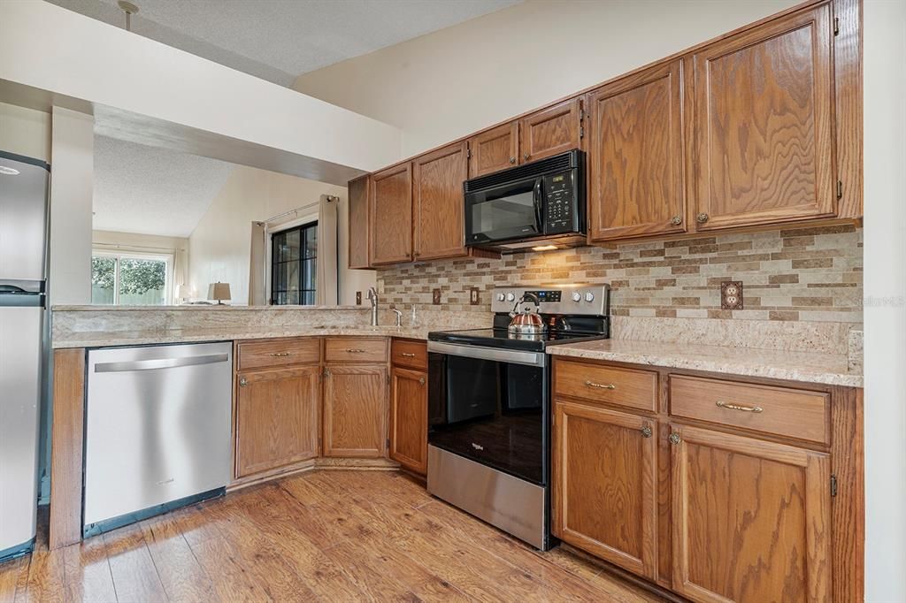 For Sale: $299,990 (2 beds, 2 baths, 1162 Square Feet)