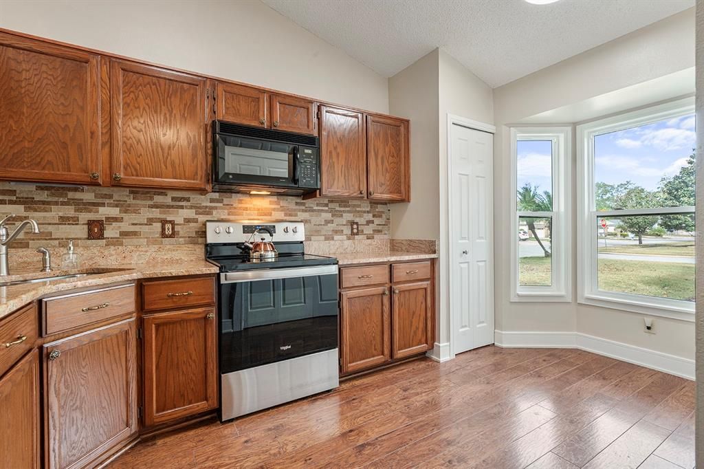 For Sale: $299,990 (2 beds, 2 baths, 1162 Square Feet)