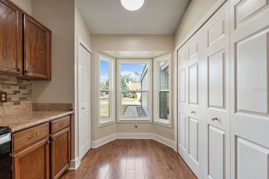 For Sale: $299,990 (2 beds, 2 baths, 1162 Square Feet)