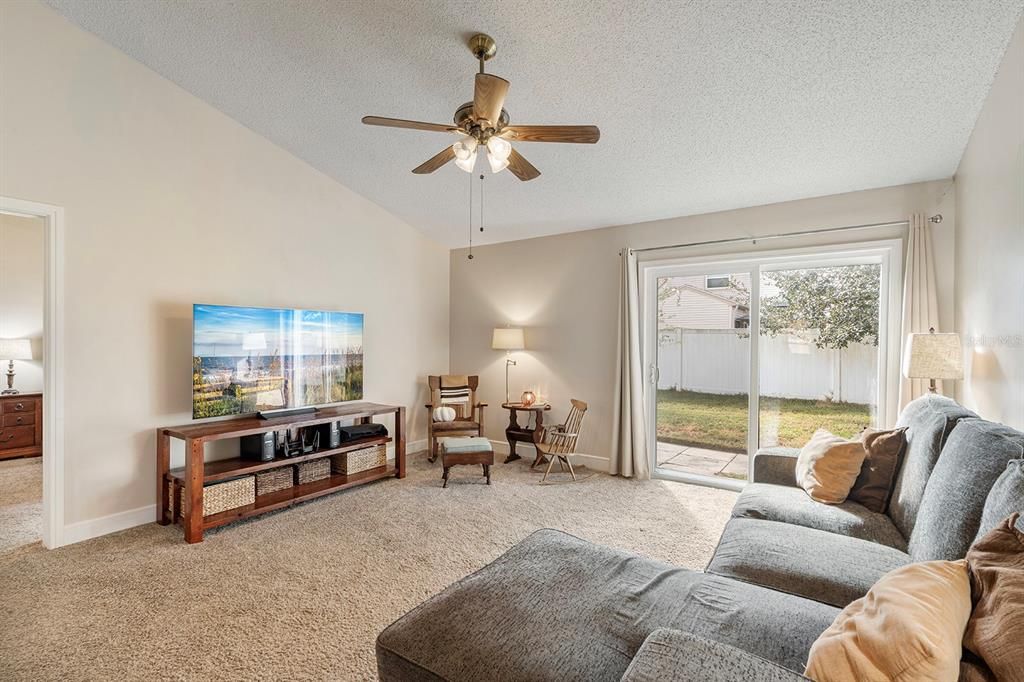 For Sale: $299,990 (2 beds, 2 baths, 1162 Square Feet)