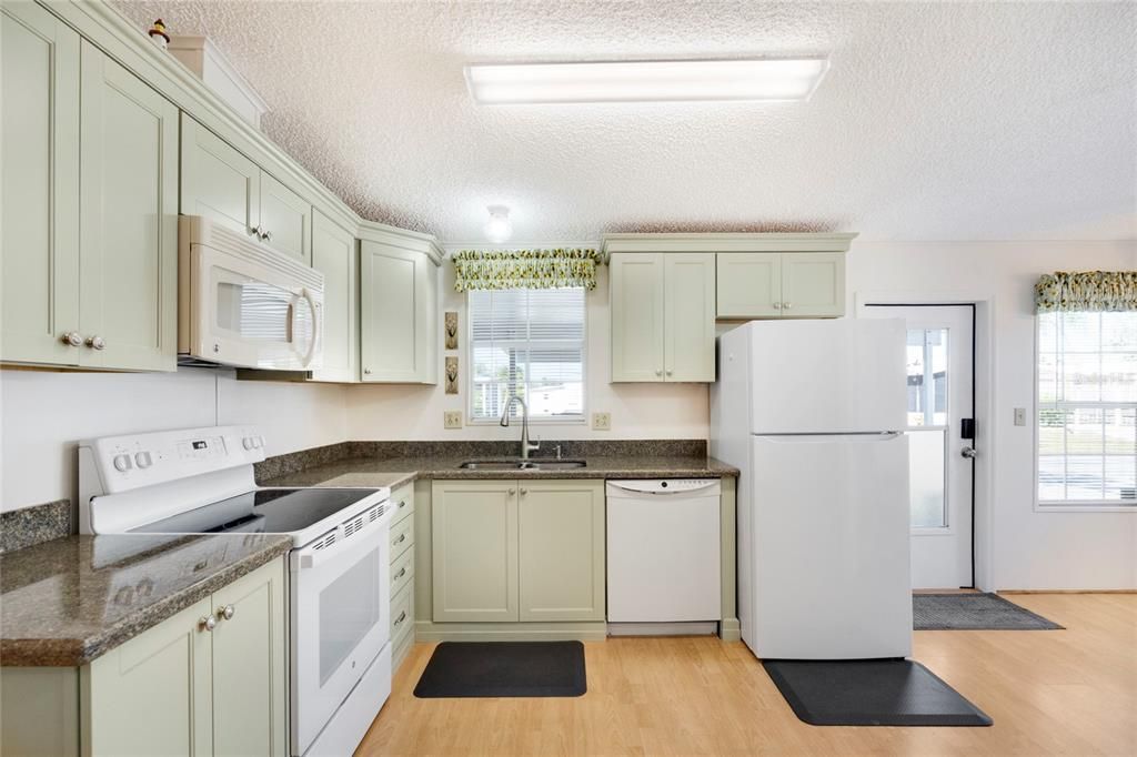 На продажу: $129,900 (2 спален, 2 ванн, 972 Квадратных фут)