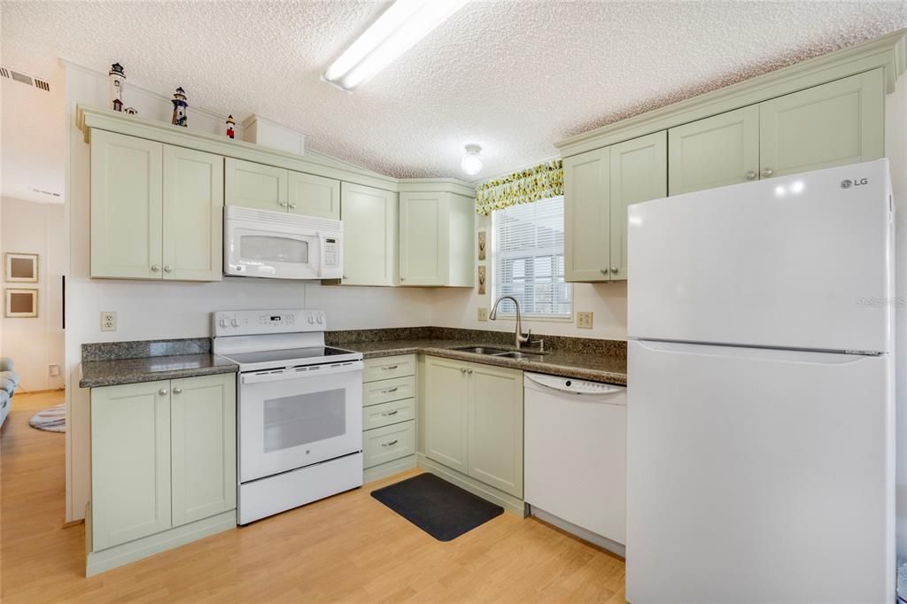 На продажу: $129,900 (2 спален, 2 ванн, 972 Квадратных фут)