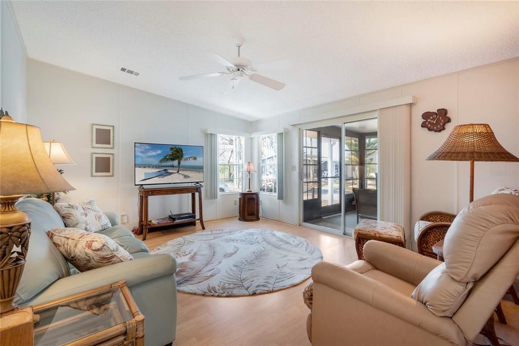 На продажу: $129,900 (2 спален, 2 ванн, 972 Квадратных фут)