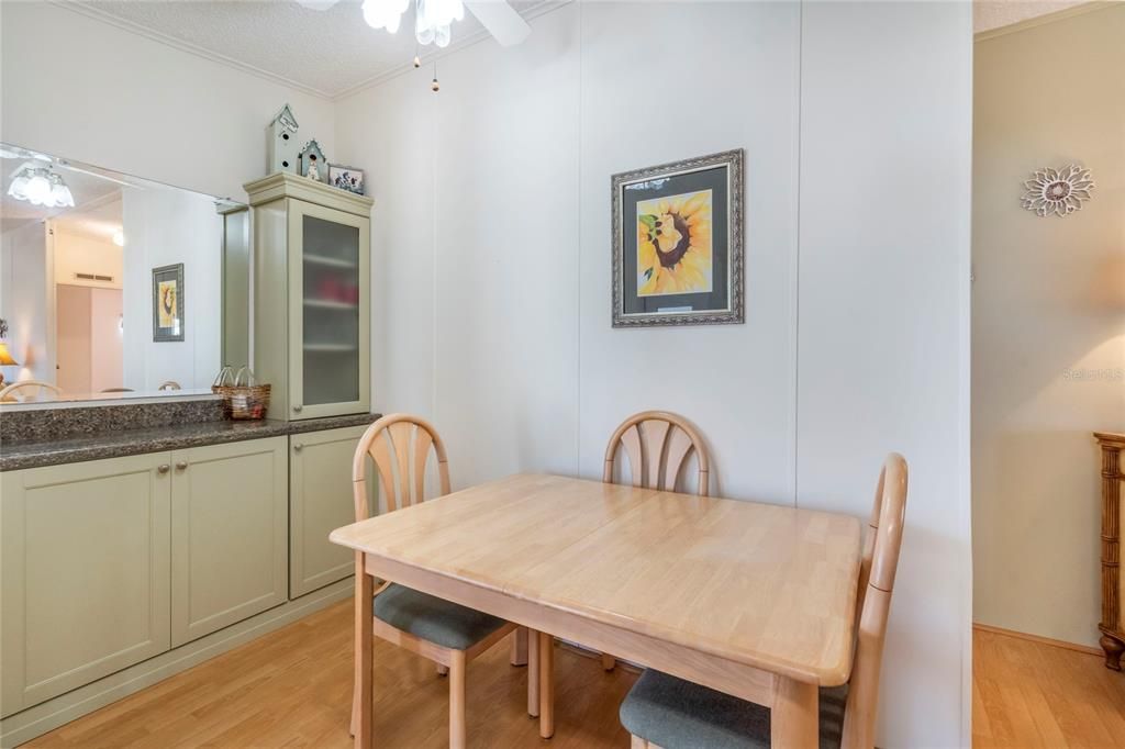 На продажу: $129,900 (2 спален, 2 ванн, 972 Квадратных фут)