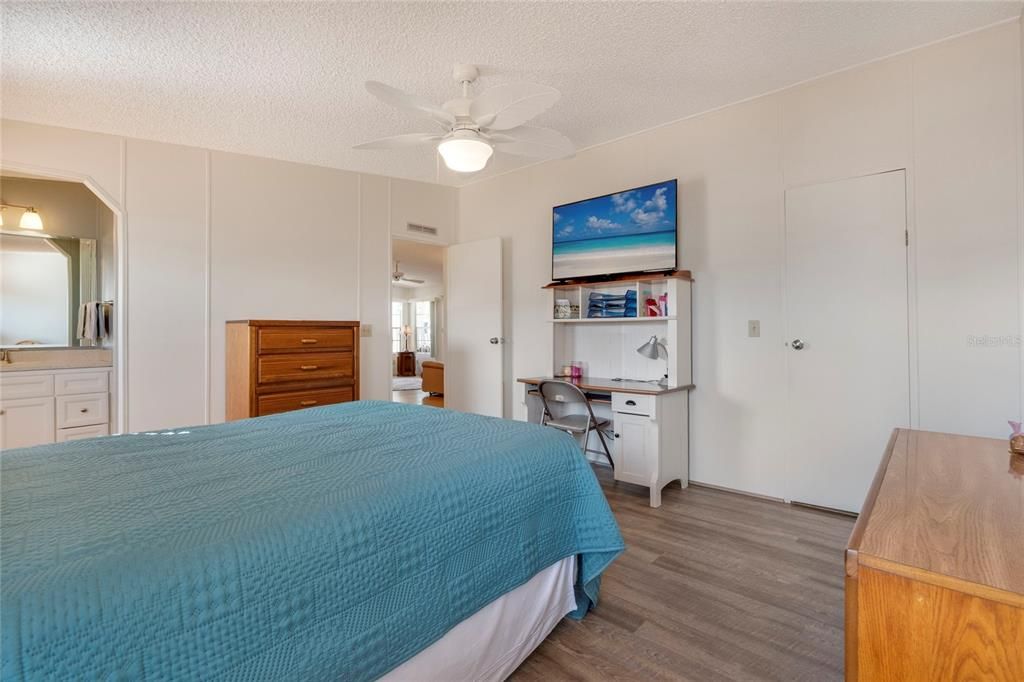 На продажу: $129,900 (2 спален, 2 ванн, 972 Квадратных фут)