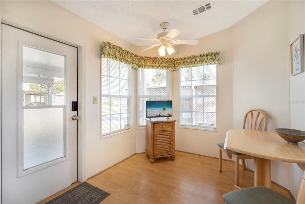 На продажу: $129,900 (2 спален, 2 ванн, 972 Квадратных фут)