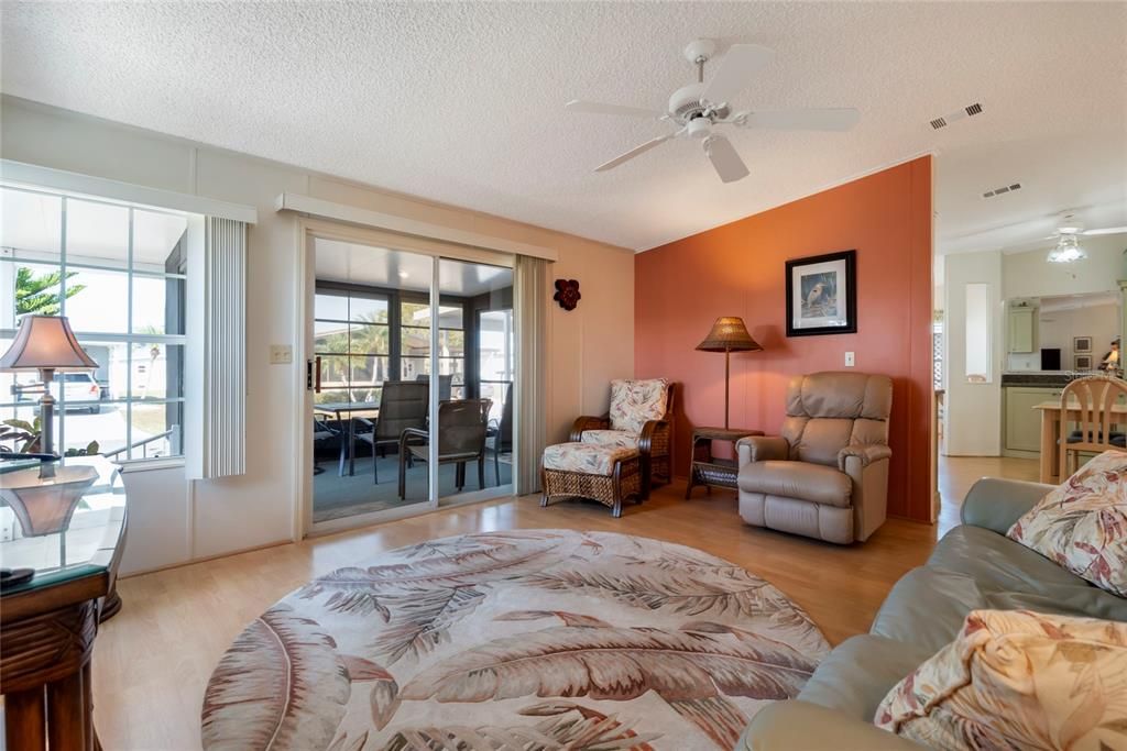 На продажу: $129,900 (2 спален, 2 ванн, 972 Квадратных фут)