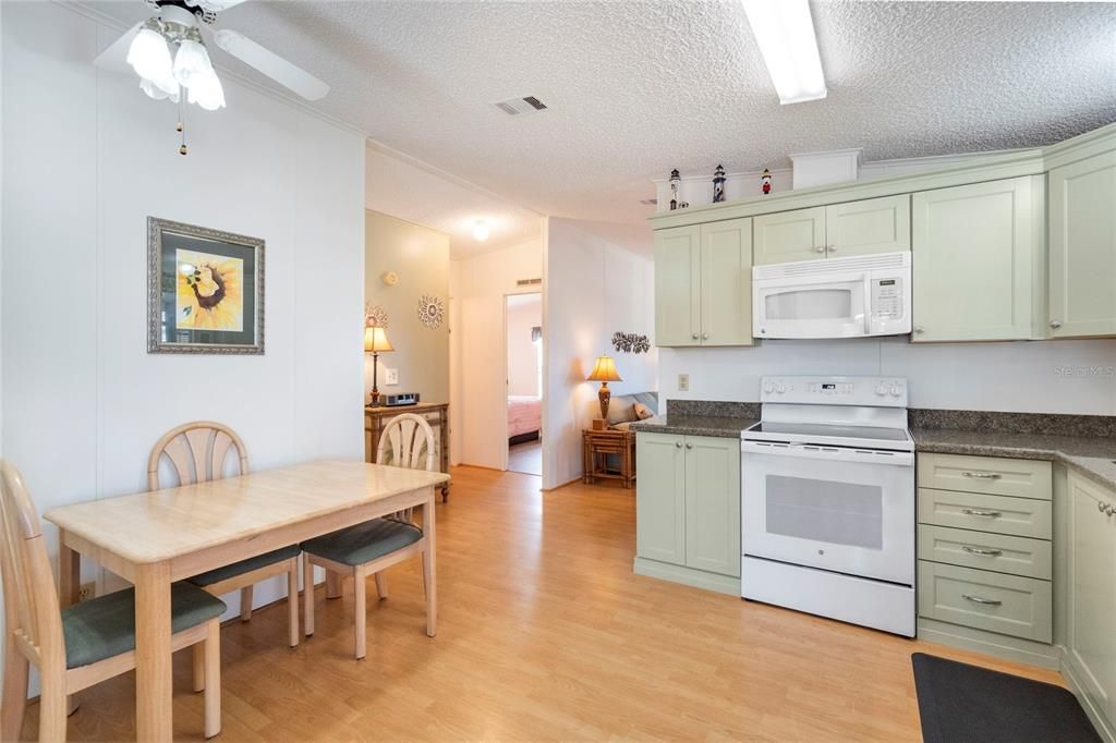 На продажу: $129,900 (2 спален, 2 ванн, 972 Квадратных фут)