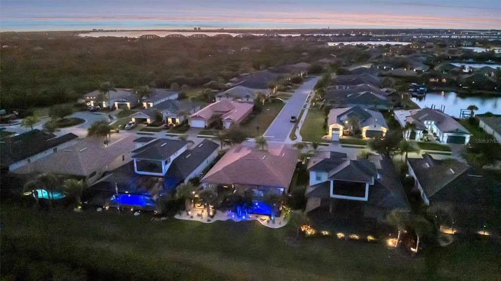 En Venta: $999,900 (4 camas, 3 baños, 2601 Pies cuadrados)