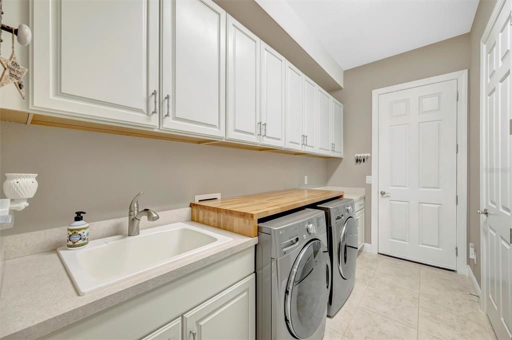 En Venta: $999,900 (4 camas, 3 baños, 2601 Pies cuadrados)