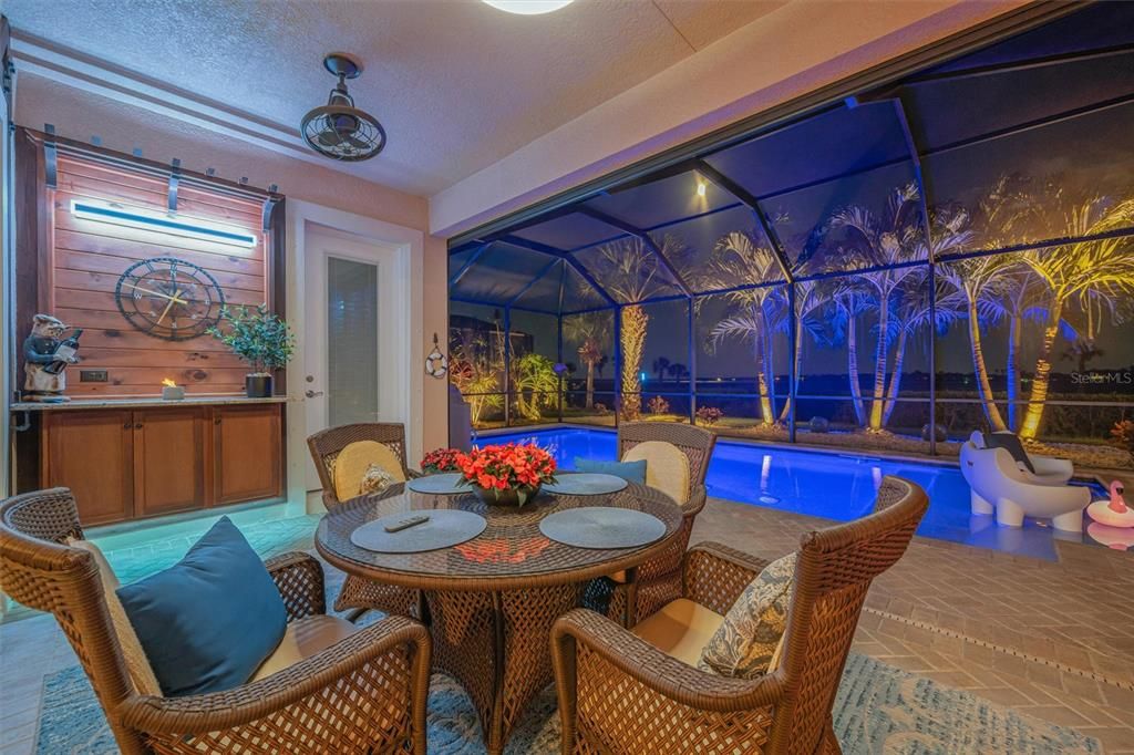 En Venta: $999,900 (4 camas, 3 baños, 2601 Pies cuadrados)