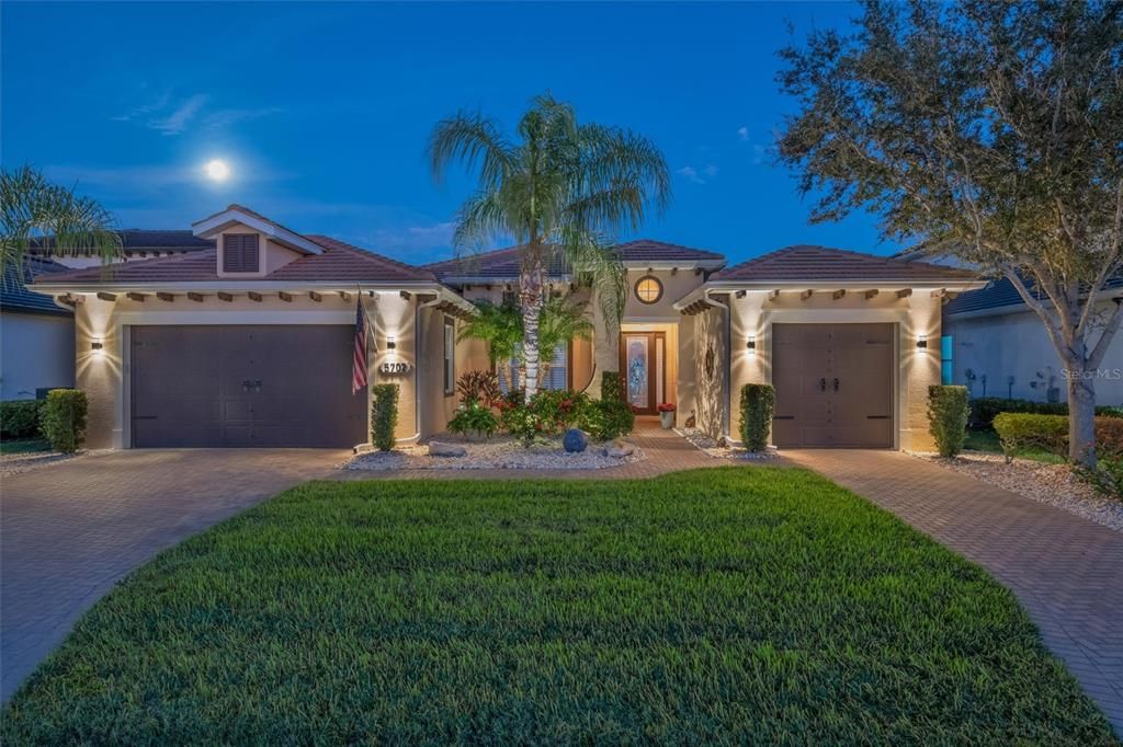 En Venta: $999,900 (4 camas, 3 baños, 2601 Pies cuadrados)