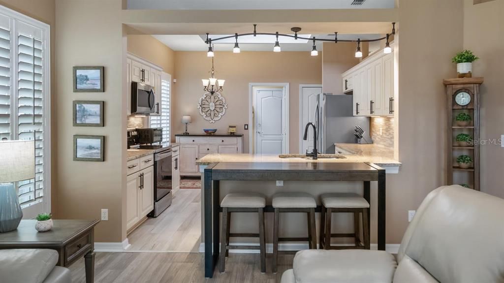 For Sale: $387,900 (2 beds, 2 baths, 1975 Square Feet)