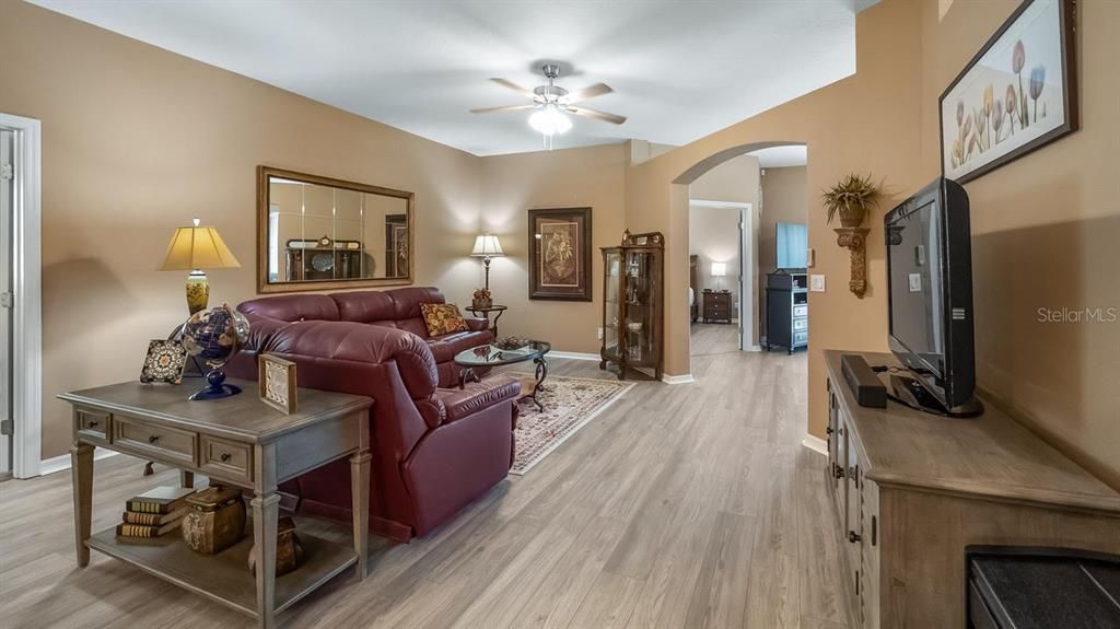 For Sale: $387,900 (2 beds, 2 baths, 1975 Square Feet)