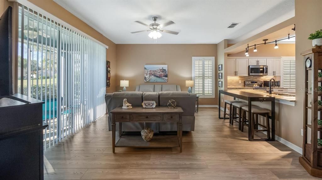 For Sale: $387,900 (2 beds, 2 baths, 1975 Square Feet)