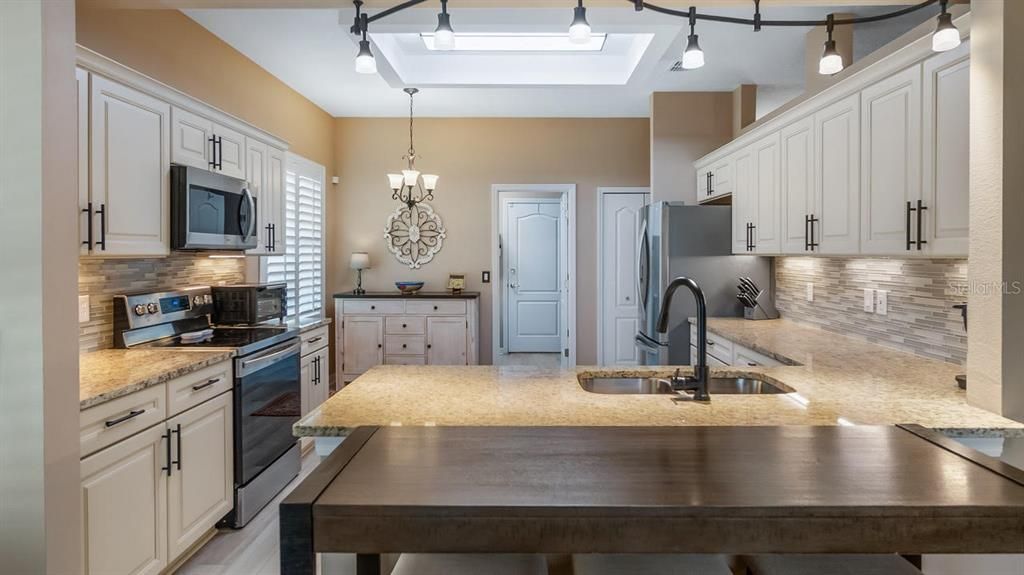 For Sale: $387,900 (2 beds, 2 baths, 1975 Square Feet)