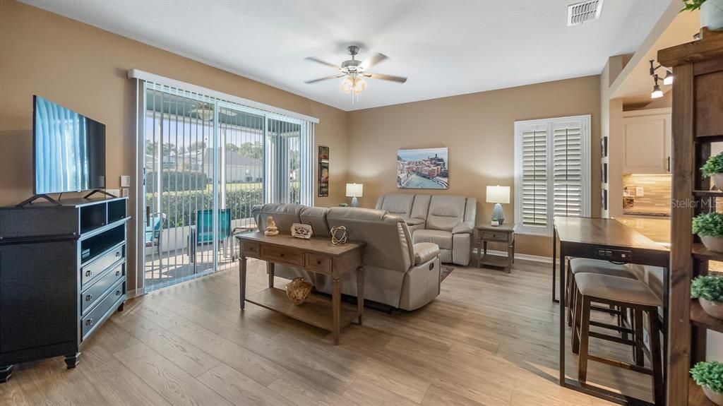 For Sale: $387,900 (2 beds, 2 baths, 1975 Square Feet)