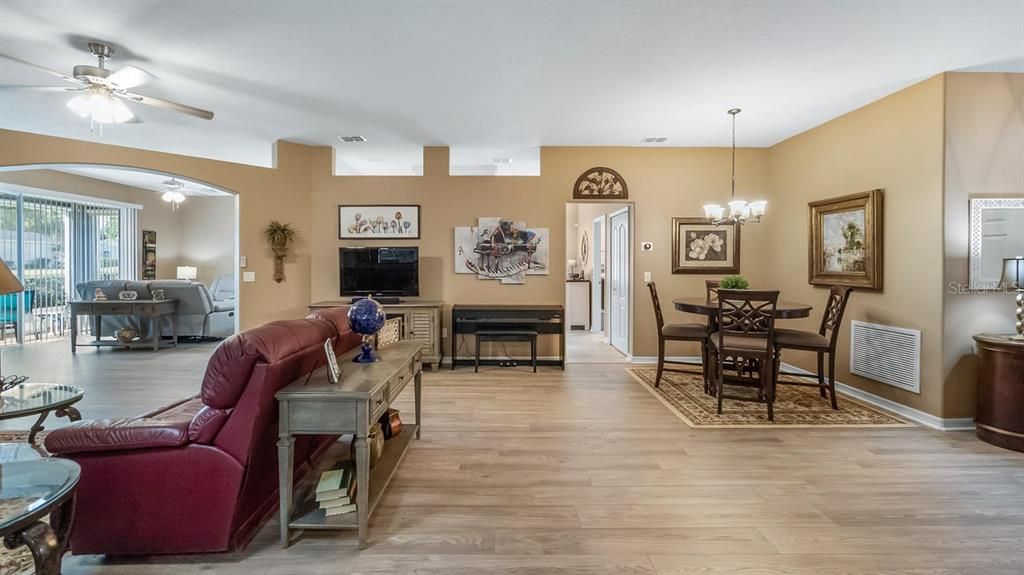 For Sale: $387,900 (2 beds, 2 baths, 1975 Square Feet)