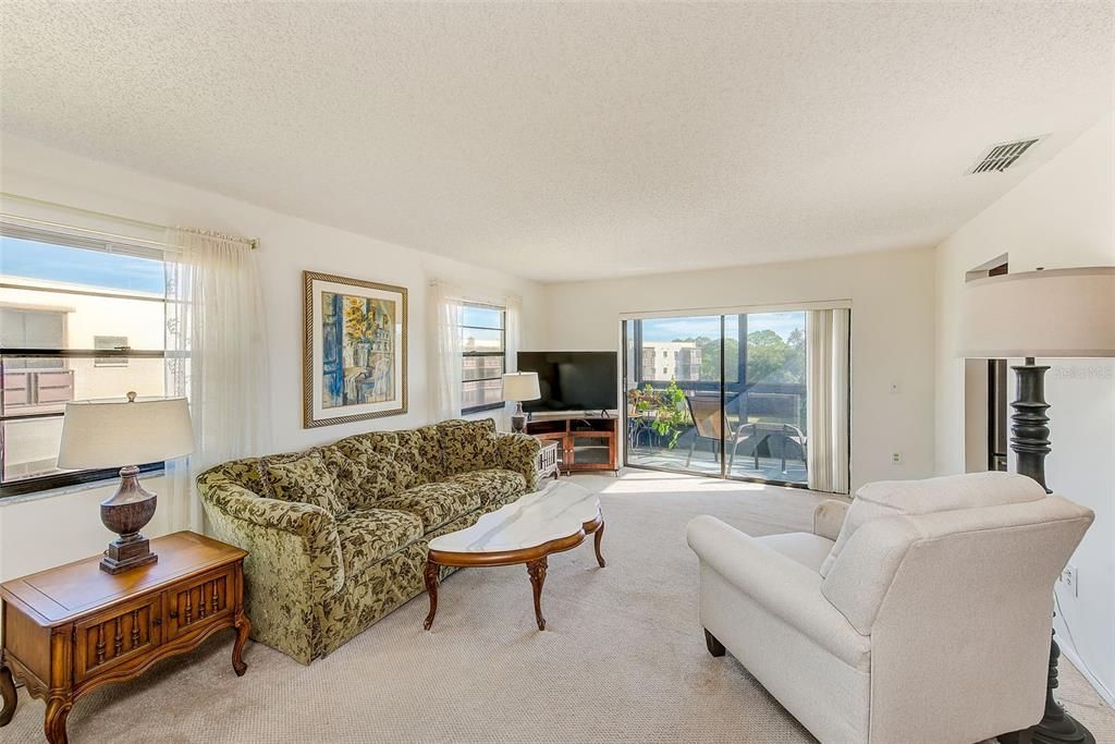 待售: $255,000 (2 贝兹, 2 浴室, 1340 平方英尺)