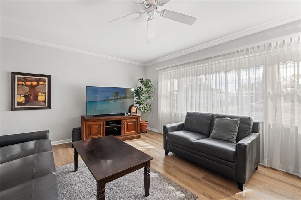 For Sale: $369,000 (2 beds, 2 baths, 1164 Square Feet)