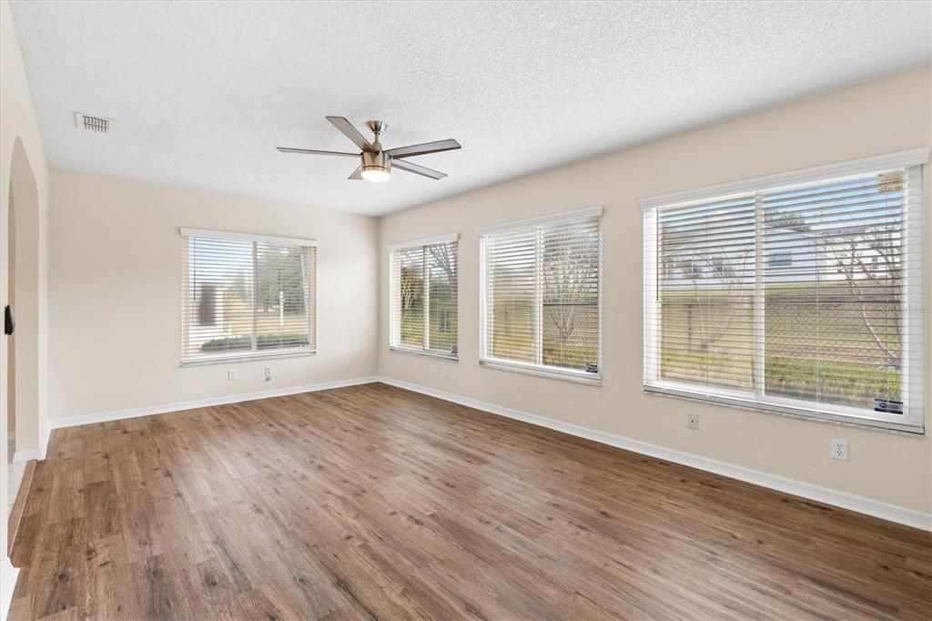 待售: $239,000 (3 贝兹, 2 浴室, 1690 平方英尺)