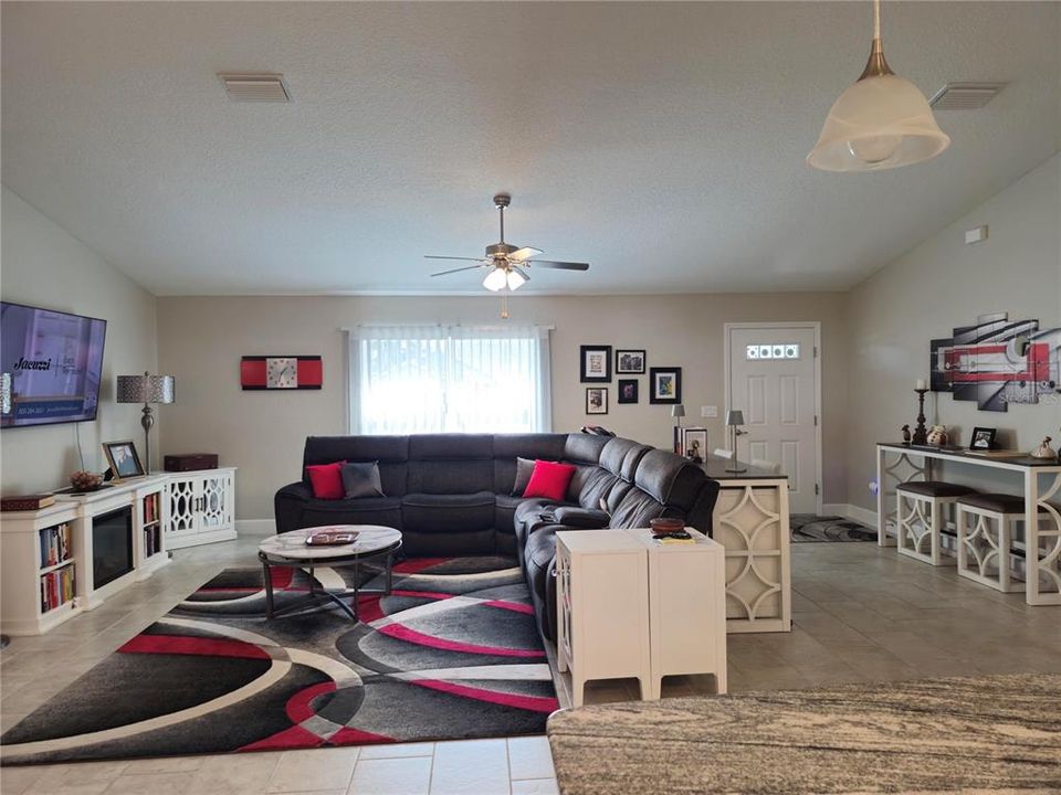 En Venta: $329,900 (3 camas, 2 baños, 2076 Pies cuadrados)