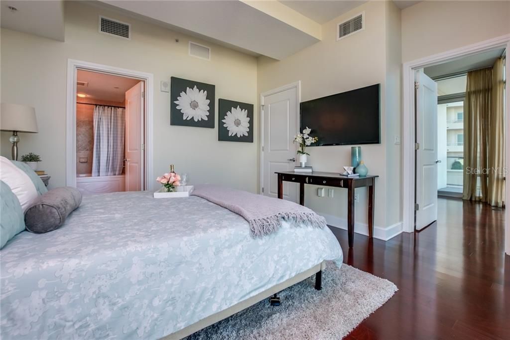 For Rent: $2,995 (2 beds, 2 baths, 1198 Square Feet)