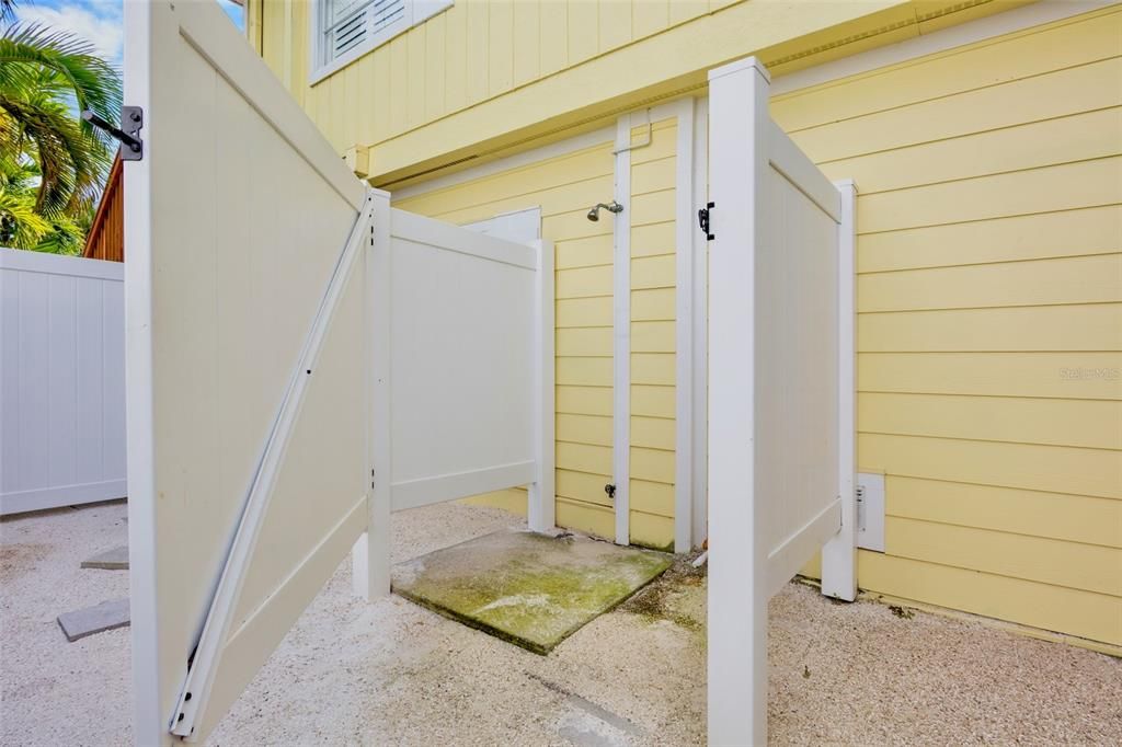 For Sale: $1,825,000 (4 beds, 2 baths, 1248 Square Feet)