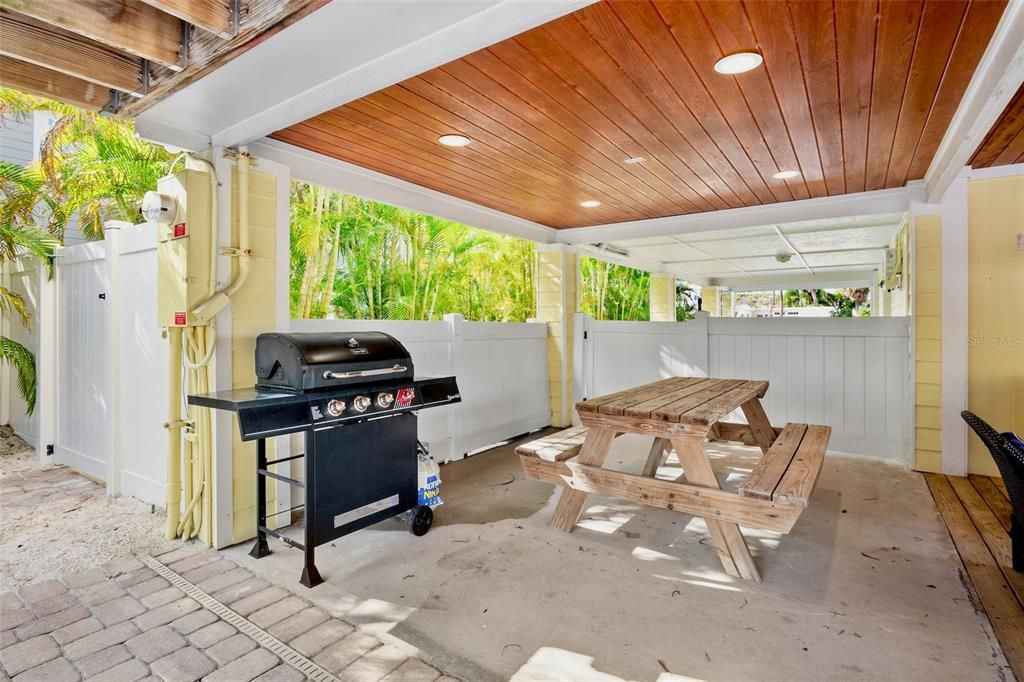 For Sale: $1,825,000 (4 beds, 2 baths, 1248 Square Feet)