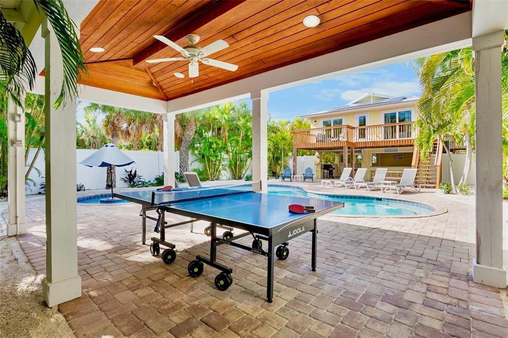 For Sale: $1,825,000 (4 beds, 2 baths, 1248 Square Feet)