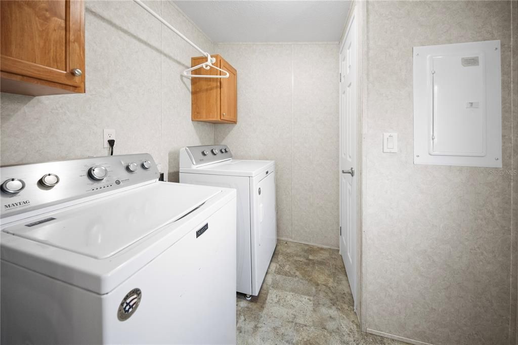 For Sale: $215,000 (3 beds, 2 baths, 1080 Square Feet)